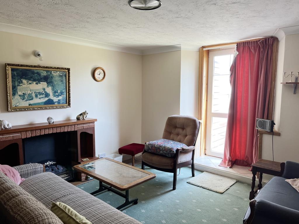 Lot: 10 - THREE-BEDROOM FLAT FOR INVESTMENT OR OCCUPATION - Living room with door leading to communal garden